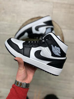 NIKE AIR JORDAN MID Negras y blancas