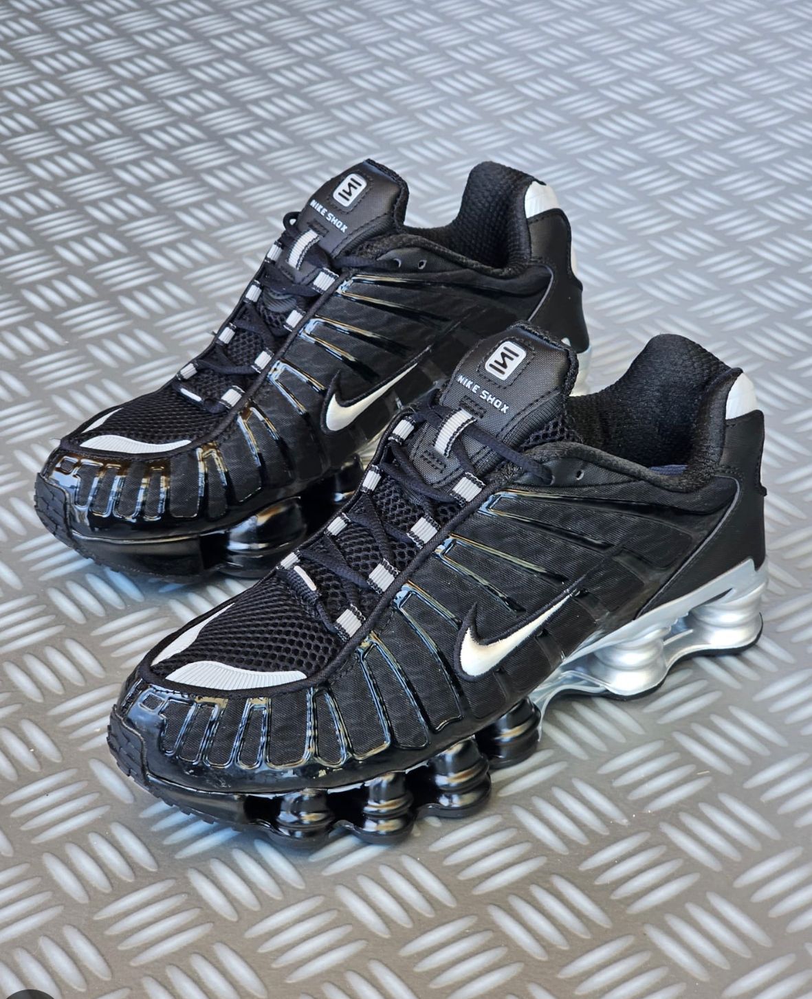 Nike Shox Negra y Plata