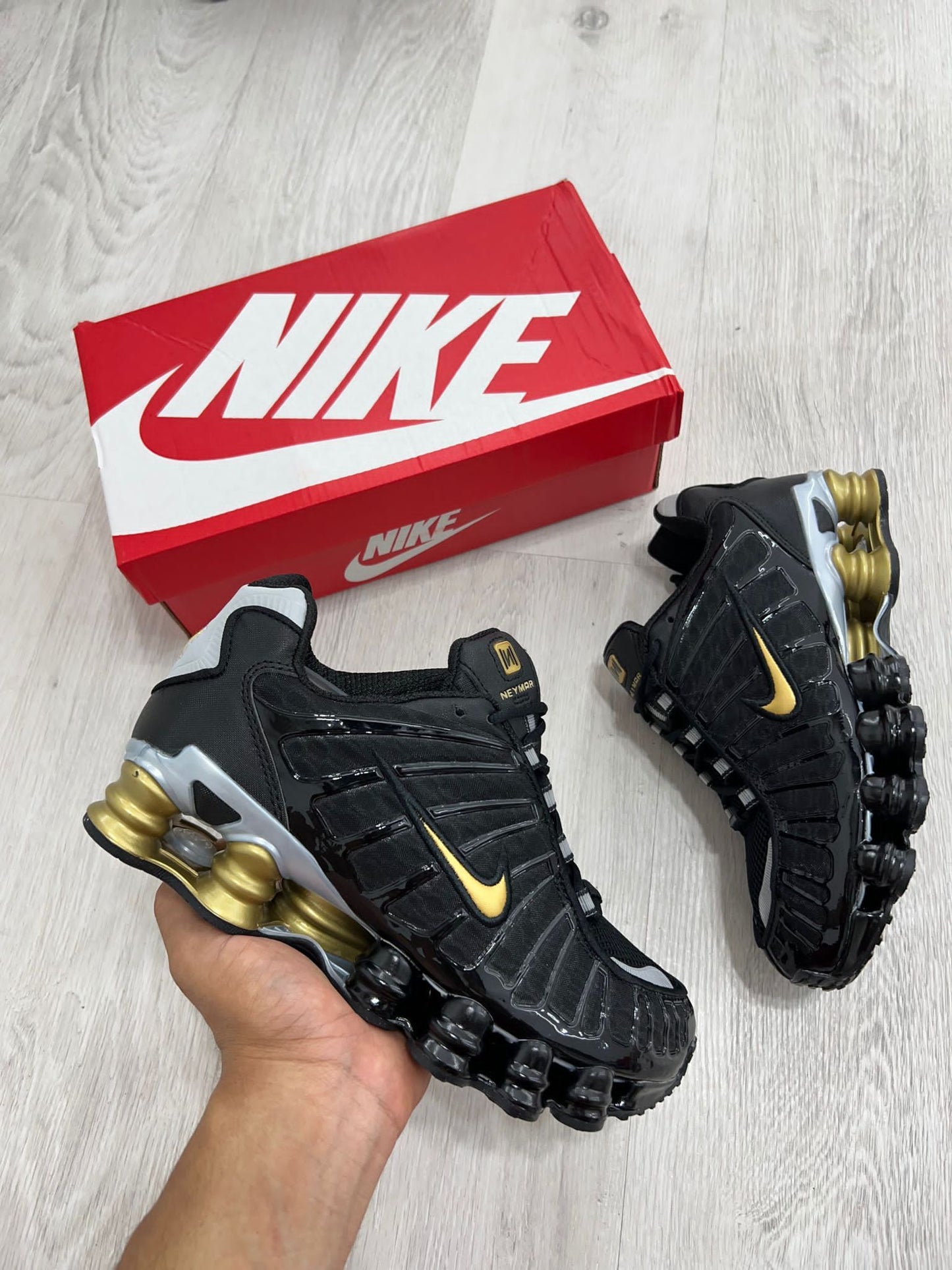 Nike Shox Negra y Dorada