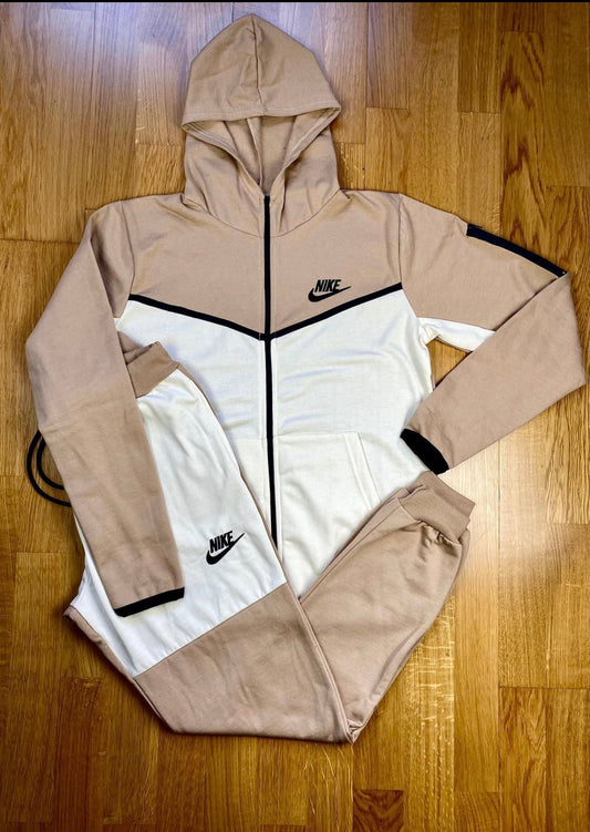 Nike Tech Marron y blanco